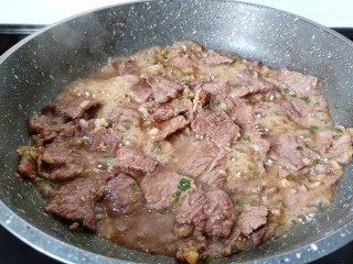 10、爆炒牛肉丝,炒到牛肉肉色发白。