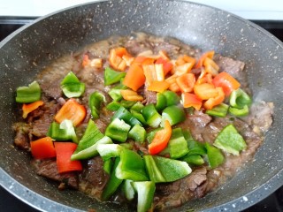 11、爆炒牛肉丝,下入辣椒丁快速翻炒均匀。