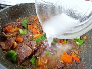 13、爆炒牛肉丝,加一点水淀粉边加边炒。