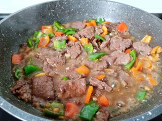 14、爆炒牛肉丝,待水淀粉翻炒均匀即可出锅了！