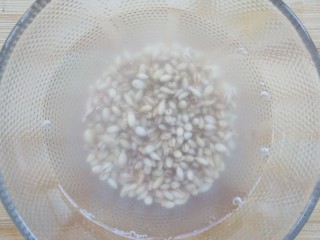 2、芋泥波波茶,糙米浸泡一夜