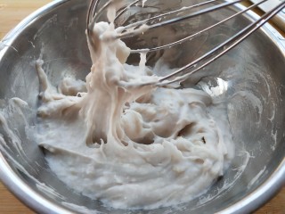 4、芋泥波波茶,加入些泡紫米的水，约两勺，用打蛋器快速搅拌，效果如图