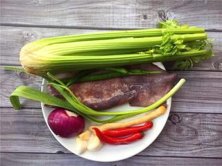 1、西芹泡椒爆鱿鱼,准备材料如图。