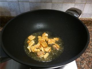 5、西芹泡椒爆鱿鱼,放入鱿鱼快速翻炒至微卷。