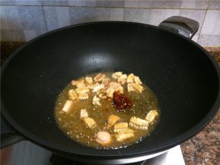 6、西芹泡椒爆鱿鱼,放入豆瓣酱翻炒5秒。