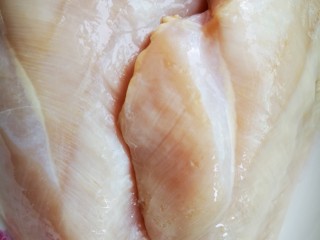 2、凉拌鸡丝,鸡胸肉洗净