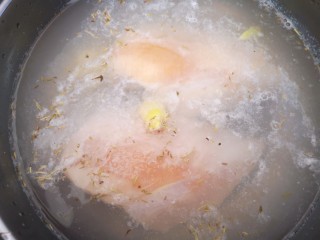 3、凉拌鸡丝,将鸡胸肉放入锅中加姜、盐、料酒、什香草(沃尔玛有卖)和水进行煮制