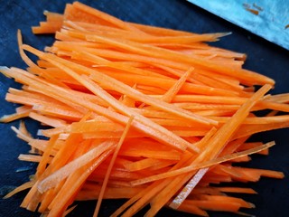 6、凉拌鸡丝,胡萝卜切丝