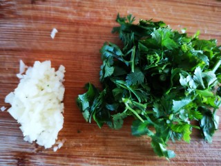 12、凉拌鸡丝,切好蒜和香菜(如图)