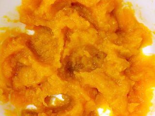 3、南瓜饼,压成南瓜泥