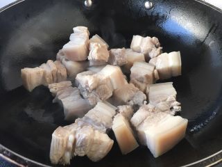 9、红烧肉,放入五花肉。