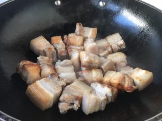 10、红烧肉,煸炒五花肉表面至微微带有金黄色。