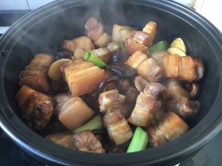 14、红烧肉,倒入刷锅里,用砂锅焖煮。
