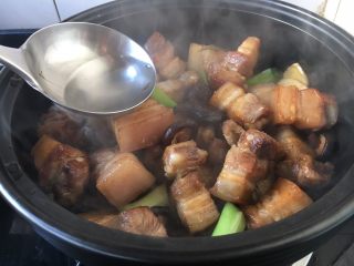 15、红烧肉,放入适量的开水,水的量要低于食材,大火煮开,小火煨炖30分钟。