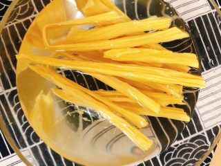 2、芹菜拌腐竹,干腐竹泡水2小时（凉水即可）
