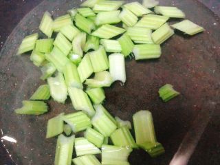 8、芹菜拌腐竹,芹菜焯水3分钟