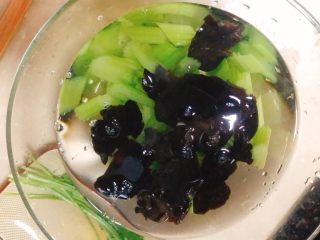 10、芹菜拌腐竹,捞出过凉水