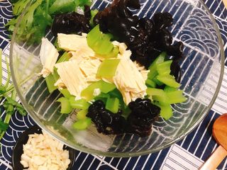 12、芹菜拌腐竹,所有焯好水的食材放大碗