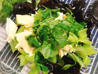 14、芹菜拌腐竹,加入香菜结