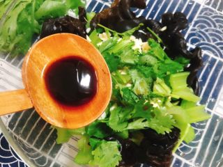 16、芹菜拌腐竹,蚝油