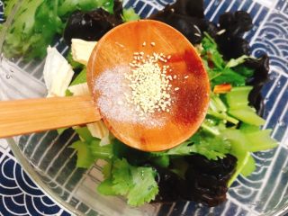 18、芹菜拌腐竹,鸡精