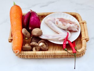 1、懒人版鸡翅香菇焖饭,首先备齐所有的食材。