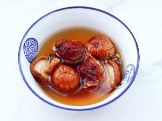 2、懒人版鸡翅香菇焖饭,香菇洗净后进行泡发,泡发的水不要倒掉,留着蒸饭用。