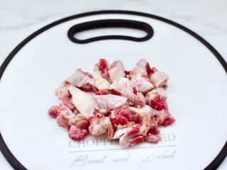 3、懒人版鸡翅香菇焖饭,鸡翅洗净后斩小块。