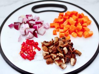 4、懒人版鸡翅香菇焖饭,把香菇和胡萝卜,洋葱和小米辣切丁备用w