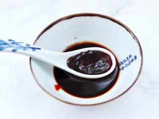 5、懒人版鸡翅香菇焖饭,现在来调制调料汁,碗里倒入料酒和老抽,生抽和蚝油搅拌均匀。