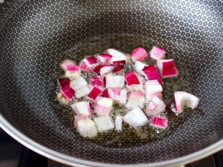 6、懒人版鸡翅香菇焖饭,锅中倒入花生油烧热,先爆香洋葱。