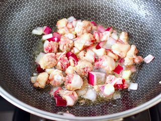 7、懒人版鸡翅香菇焖饭,再放入鸡翅大火快速翻炒至变色断生。