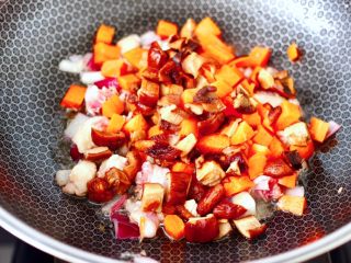 8、懒人版鸡翅香菇焖饭,加入胡萝卜和香菇丁。