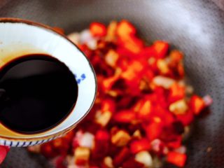 9、懒人版鸡翅香菇焖饭,倒入调制好的调料汁。