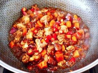 11、懒人版鸡翅香菇焖饭,加入小米辣翻炒均匀关火。