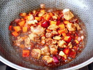 10、懒人版鸡翅香菇焖饭,大火快速翻炒至食材变软。