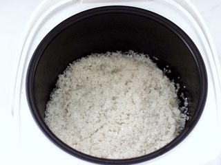 12、懒人版鸡翅香菇焖饭,大米淘洗干净后,倒入电饭煲。