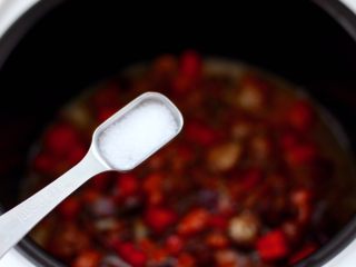 14、懒人版鸡翅香菇焖饭,根据个人口味加入适量的盐调味。