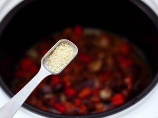 15、懒人版鸡翅香菇焖饭,再加入鸡精,不喜欢的可以不放。