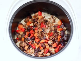 16、懒人版鸡翅香菇焖饭,盖上盖子按精煮键煮熟即可。