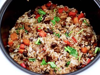 17、懒人版鸡翅香菇焖饭,用饭勺搅拌均匀,撒上香菜段即可享用了。