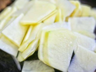 2、西兰花土豆泥版的圣诞花环,土豆去皮切片泡水去除淀粉后上锅蒸熟。