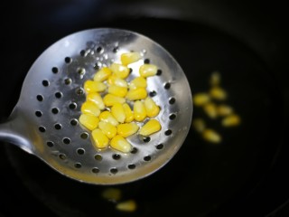 5、西兰花土豆泥版的圣诞花环,玉米焯水。