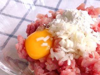 3、猪肉丸子汤,淀粉