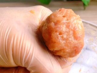 9、猪肉丸子汤,虎口处挤丸子
