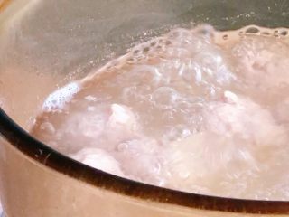 12、猪肉丸子汤,煮至丸子浮起