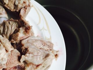 12、营养滋补+白萝卜筒骨汤,取一高压锅倒入筒骨