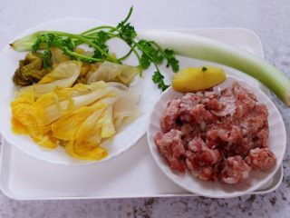 1、酸菜猪肉粉嫩饺子,首先备齐馅料的食材。