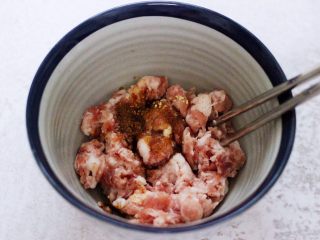 2、酸菜猪肉粉嫩饺子,把猪肉馅放到一个大一点的容器里，放入料酒和生抽，适量的盐和鸡精调味。