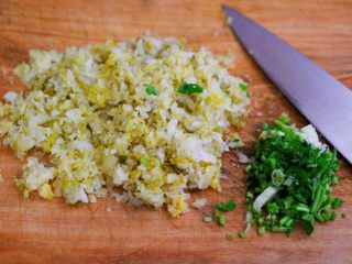 5、酸菜猪肉粉嫩饺子,把洗净的酸菜用刀剁碎，香菜洗净后用刀切成碎末。